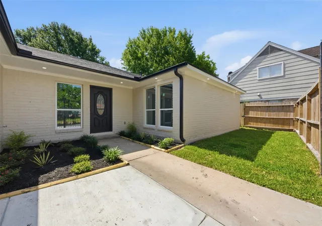 3rd image of 2207 Crystal Hills Dr, Houston, TX 77077 | MLS# 45127573