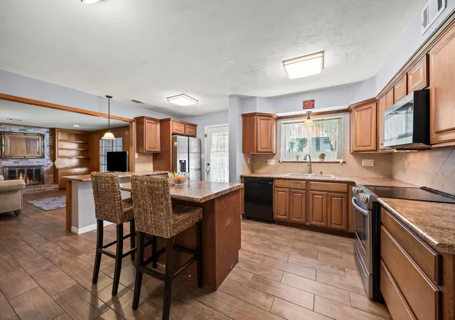 2nd image of 2142 Parkdale Dr, Kingwood, TX 77339 | MLS# 95185880