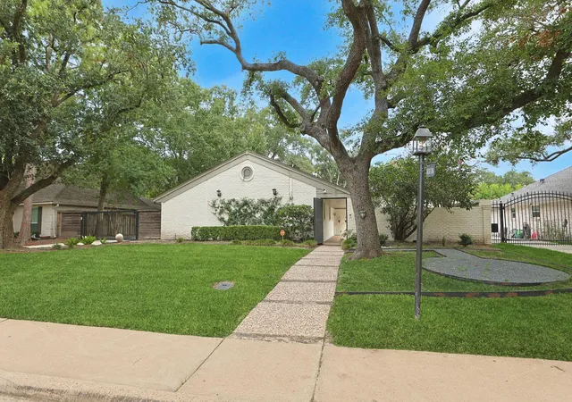 Photo 1 of Single family home for sale at 10118 Chevy Chase Dr, Houston, TX 77042 | MLS# 12143498 | Listing updated on 2026-08-09