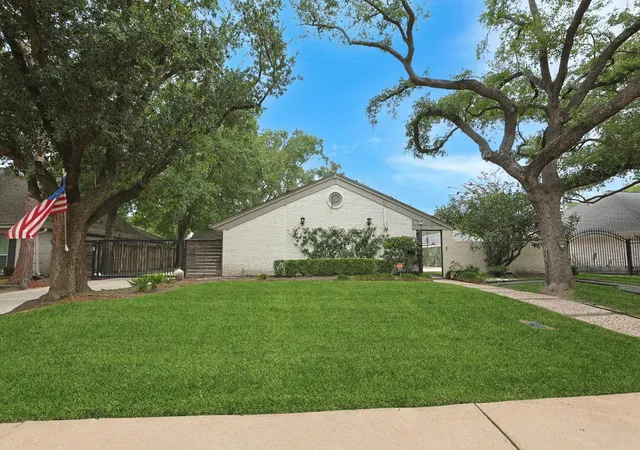 Photo 3 of Single family home for sale at 10118 Chevy Chase Dr, Houston, TX 77042 | MLS# 12143498 | Listing updated on 2026-08-09