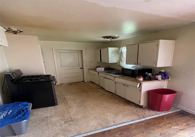 3rd image of 5543 Lakefield Dr, Houston, TX 77033 | MLS# 15775829