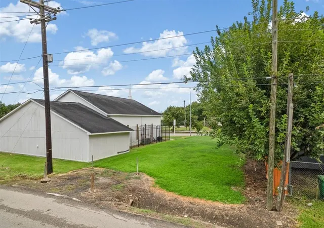 Photo 2 of Land for sale at 4612 Stassen St, Houston, TX 77051 | MLS# 17306875 | Listing updated on 2026-09-18