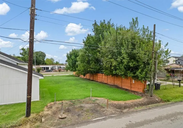 Photo 3 of Land for sale at 4612 Stassen St, Houston, TX 77051 | MLS# 17306875 | Listing updated on 2026-09-18