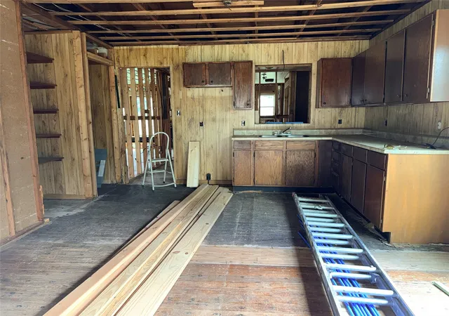 Photo 2 of Single family home for sale at 909 Moss Ln, Cuero, TX 77954 | MLS# 75242753 | Listing updated on 2026-08-27