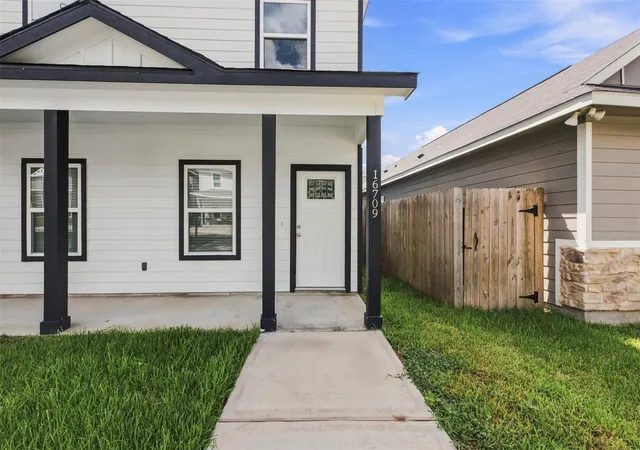 Photo 2 of Single family home for sale at 16709 Meadowcroft, Montgomery, TX 77316 | MLS# 60525199 | Listing updated on 2026-09-11