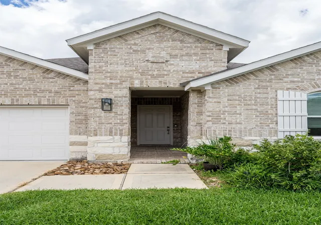 Photo 2 of Single family home for sale at 1565 Oakdale Crst Rd, Montgomery, TX 77316 | MLS# 71200274 | Listing updated on 2026-08-09