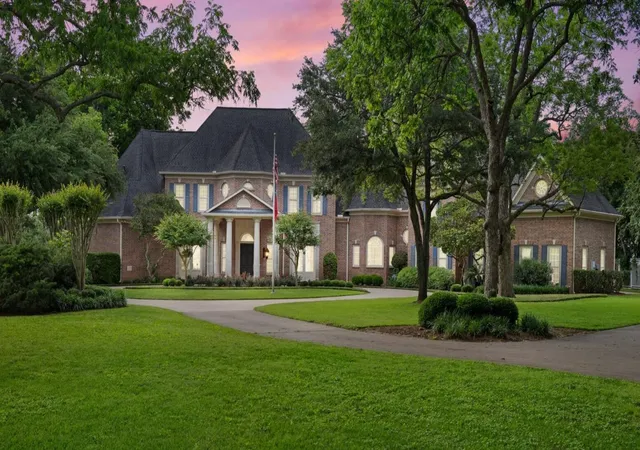 3rd image of 1217 N Horseshoe Dr, Sugar Land, TX 77478 | MLS# 85138497