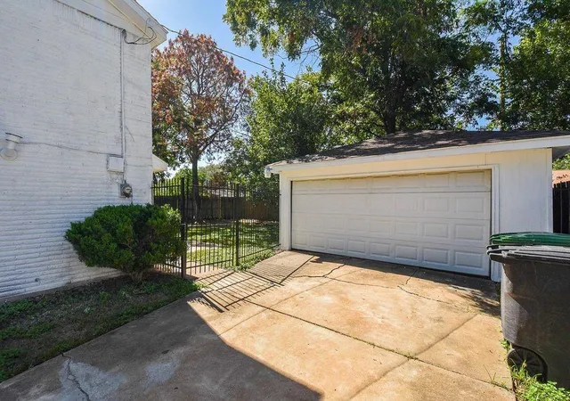 Photo 4 of Single family home for sale at 10910 Sagevale Ln, Houston, TX 77089 | MLS# 93284529 | Listing updated on 2026-08-16