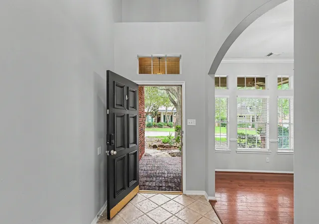 Photo 3 of Single family home for sale at 83 E Whistlers Bnd Cir, Conroe, TX 77384 | MLS# 58412170 | Listing updated on 2026-09-03