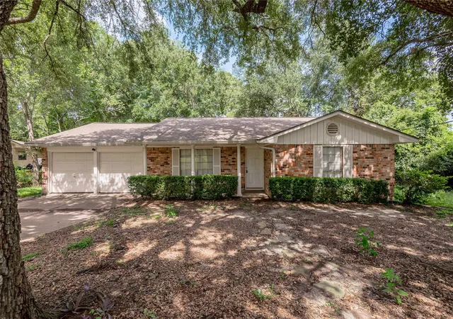Photo 2 of Sale Pending at 427 Sunnyside St, Huntsville, TX 77320 | MLS# 22846405 | Listing updated on 2026-09-16