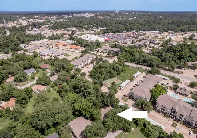 Photo 3 of Sale Pending at 427 Sunnyside St, Huntsville, TX 77320 | MLS# 22846405 | Listing updated on 2026-09-16