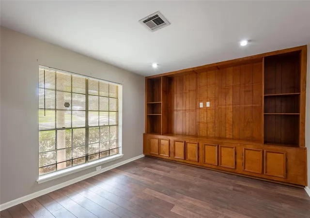 Photo 4 of Sale Pending at 427 Sunnyside St, Huntsville, TX 77320 | MLS# 22846405 | Listing updated on 2026-09-16