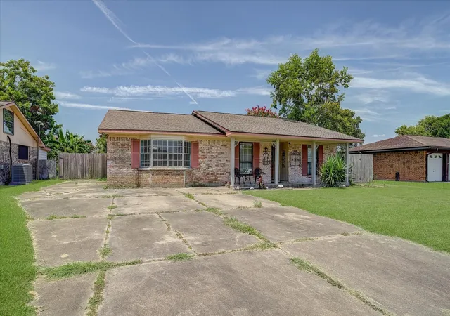 Photo 2 of Single family home for sale at 157 Houston St, Angleton, TX 77515 | MLS# 73438136 | Listing updated on 2026-09-21