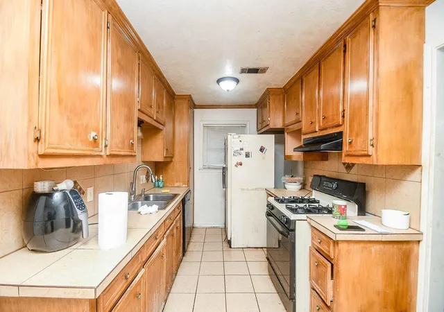 Photo 3 of Single family home for sale at 5942 Pershing St, Houston, TX 77033 | MLS# 35760426 | Listing updated on 2026-08-12