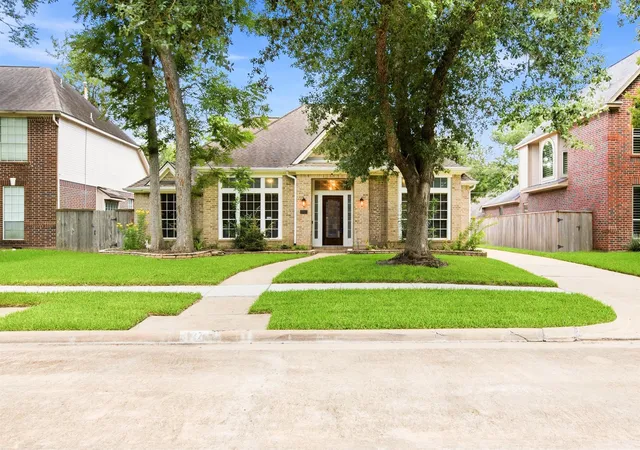 Photo 3 of Sale Pending at 1127 Glendale Dr, Sugar Land, TX 77479 | MLS# 22607706 | Listing updated on 2026-10-05