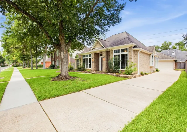 Photo 3 of Sale Pending at 1127 Glendale Dr, Sugar Land, TX 77479 | MLS# 22607706 | Listing updated on 2026-10-05