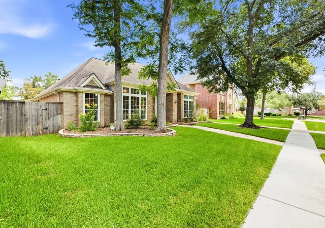 Photo 4 of Sale Pending at 1127 Glendale Dr, Sugar Land, TX 77479 | MLS# 22607706 | Listing updated on 2026-10-05