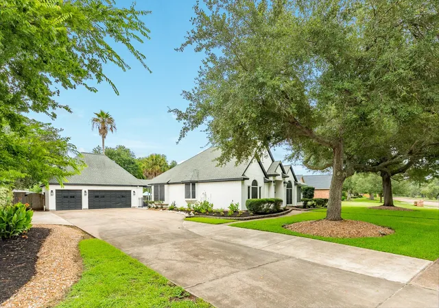 Photo 3 of Single family home for sale at 294 Timbercreek Dr, Lake Jackson, TX 77566 | MLS# 37140857 | Listing updated on 2026-09-19