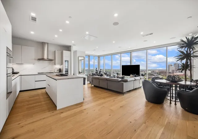 Photo 3 of Sale Pending at 1711 Allen Pkwy #2106, Houston, TX 77019 | MLS# 45774076 | Listing updated on 2026-08-12