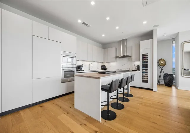 Photo 4 of Sale Pending at 1711 Allen Pkwy #2106, Houston, TX 77019 | MLS# 45774076 | Listing updated on 2026-08-12