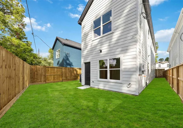 2nd image of 959 Ringold St, Houston, TX 77088