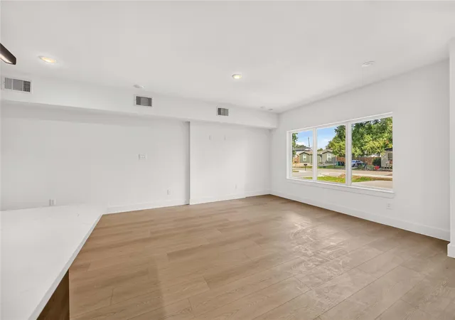 3rd image of 959 Ringold St, Houston, TX 77088