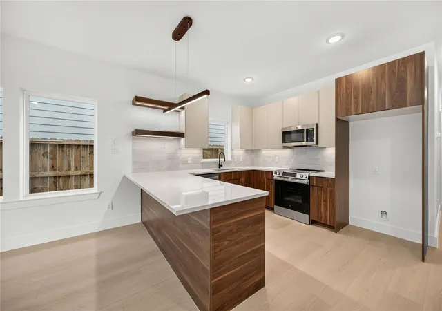 4th image of 959 Ringold St, Houston, TX 77088