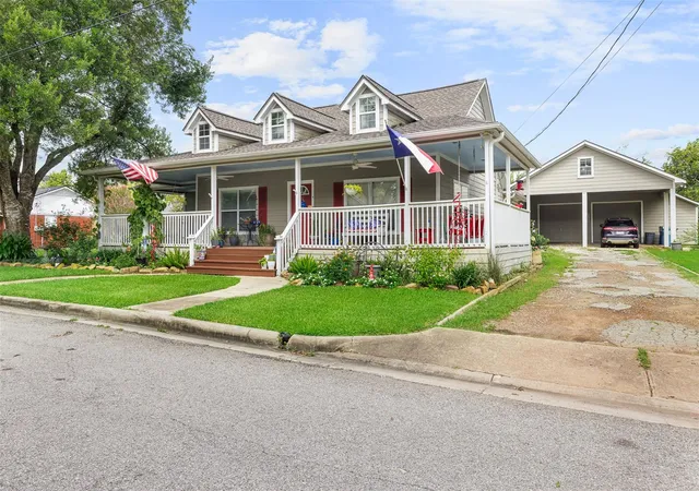 Photo 2 of Single family home for sale at 410 N Cochran St, Bellville, TX 77418 | MLS# 13224185 | Listing updated on 2026-09-17