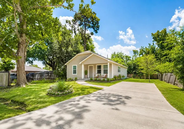 Photo 1 of Sale Pending at 5824 Glen Lee Dr, Humble, TX 77396 | MLS# 77347463 | Listing updated on 2026-10-06