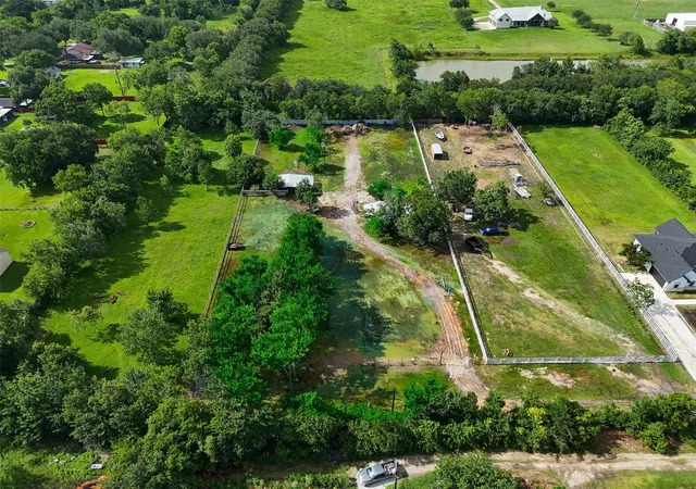 2nd image of 6525 Lesiker Rd, Pearland, TX 77581 | MLS# 88821322