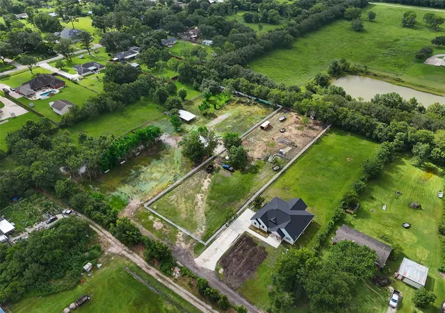 3rd image of 6525 Lesiker Rd, Pearland, TX 77581 | MLS# 88821322
