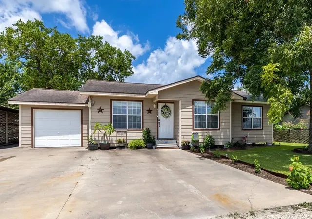 1st image of 402 8th St, Van Vleck, TX 77482 | MLS# 38924321