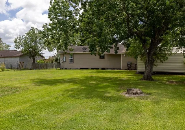 3rd image of 402 8Th St, Van Vleck, TX 77482 | MLS# 38924321