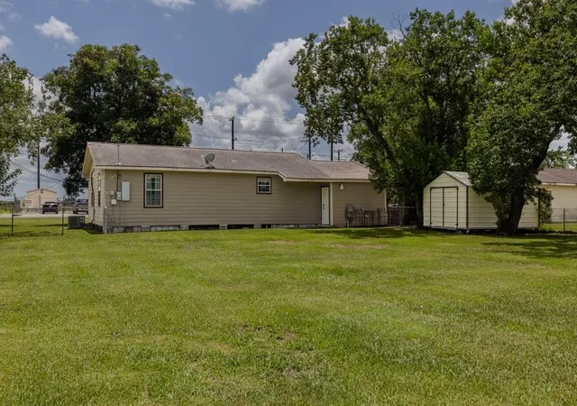 4th image of 402 8Th St, Van Vleck, TX 77482 | MLS# 38924321