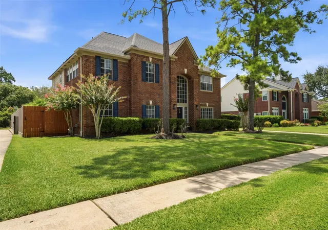2nd image of 1305 Wilderness Pines Dr, Friendswood, TX 77546 | MLS# 41681029