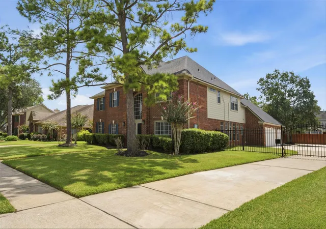 Photo 3 of Sale Pending at 1305 Wilderness Pines Dr, Friendswood, TX 77546 | MLS# 41681029 | Listing updated on 2026-09-14