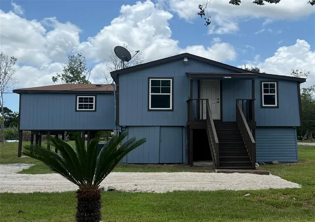 2nd image of 202 Snug Harbor Dr, Liverpool, TX 77577 | MLS# 70607066