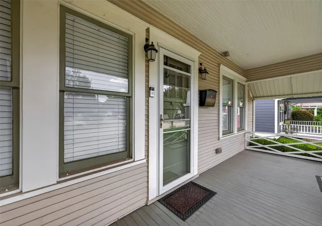 Photo 3 of Sale Pending at 645 E 14th Street, Houston, TX 77008 | MLS# 70310731 | Listing updated on 2026-09-11