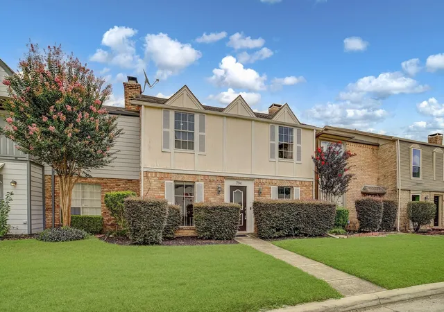 Photo 3 of Townhouse for sale at 794 Thicket Ln, Houston, TX 77079 | MLS# 78097817 | Listing updated on 2026-08-09