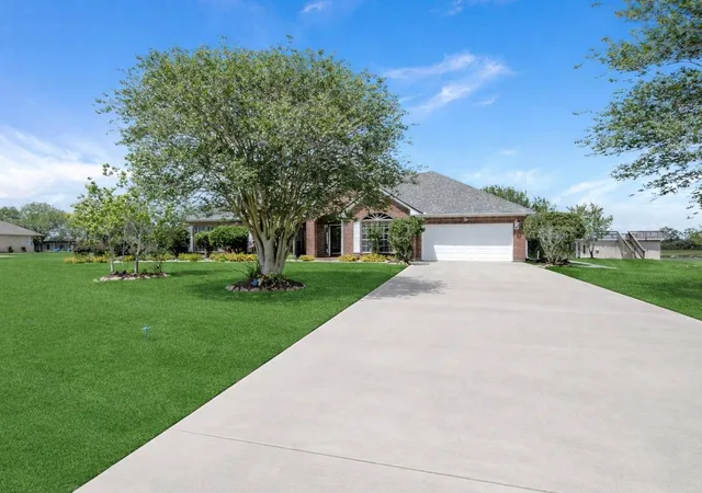 Photo 4 of Single family home for sale at 143 Lago Circle Dr N, Santa Fe, TX 77517 | MLS# 35315865 | Listing updated on 2026-10-05