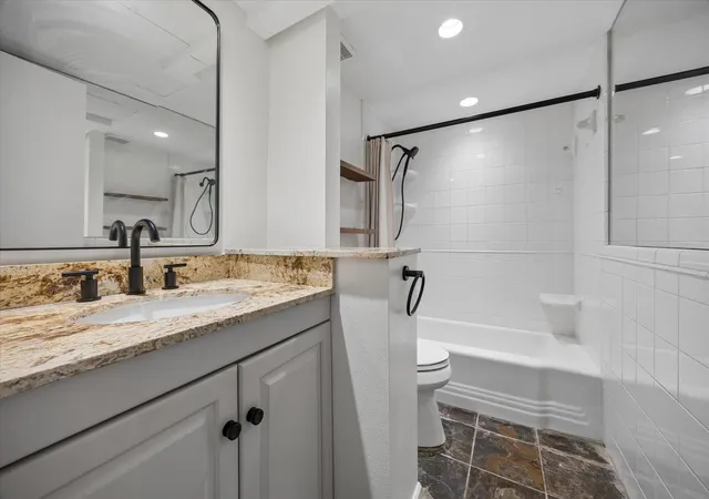 2nd image of 3131 Sw Fwy, Houston, TX 77098