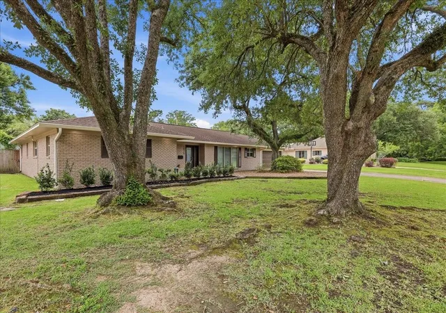2nd image of 3875 Kenwood Dr, Beaumont, TX 77706 | MLS# 98136396
