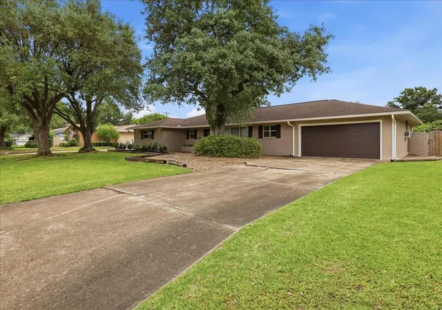 3rd image of 3875 Kenwood Dr, Beaumont, TX 77706 | MLS# 98136396