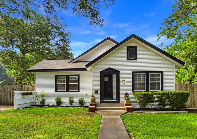 3rd image of 24 11Th Ave N, Texas City, TX 77590 | MLS# 85317637
