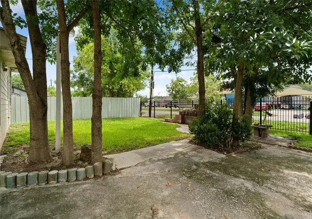Photo 3 of Single family home for sale at 1925 Sunny Dr, Houston, TX 77093 | MLS# 30725036 | Listing updated on 2026-08-14