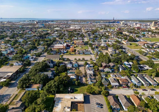 4th image of 1515 J H Clouser St, Galveston, TX 77550 | MLS# 95383401