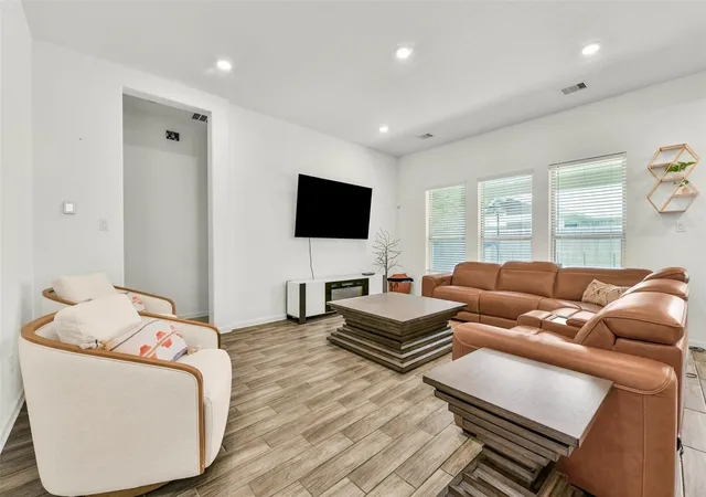 Photo 3 of Single family home for sale at 506 Campbell Dr, League City, TX 77573 | MLS# 14635298 | Listing updated on 2026-10-05