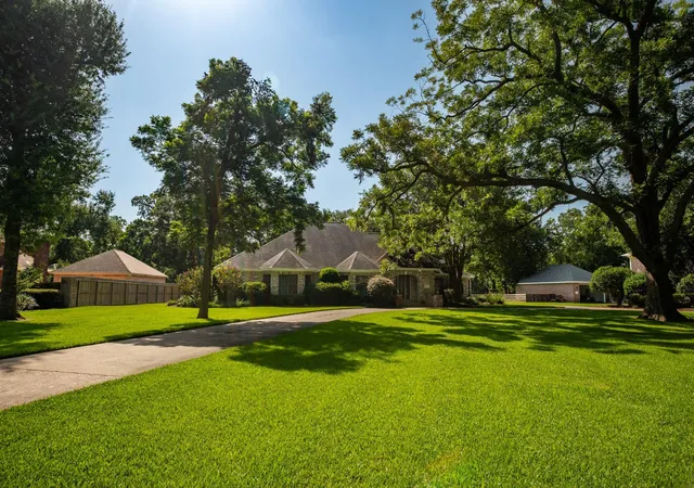 2nd image of 114 Rosewood St, Lake Jackson, TX 77566 | MLS# 64051423