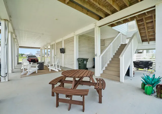 Photo 4 of Single family home for sale at 2527 103rd Street, Galveston, TX 77554 | MLS# 5665918 | Listing updated on 2026-09-20