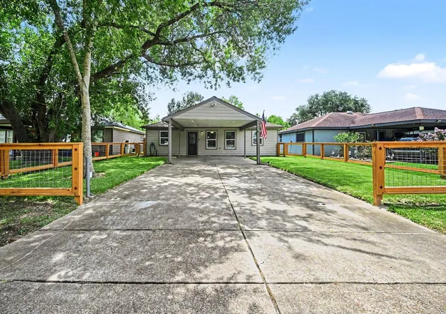 1st image of 4818 27th St, Dickinson, TX 77539 | MLS# 82502509